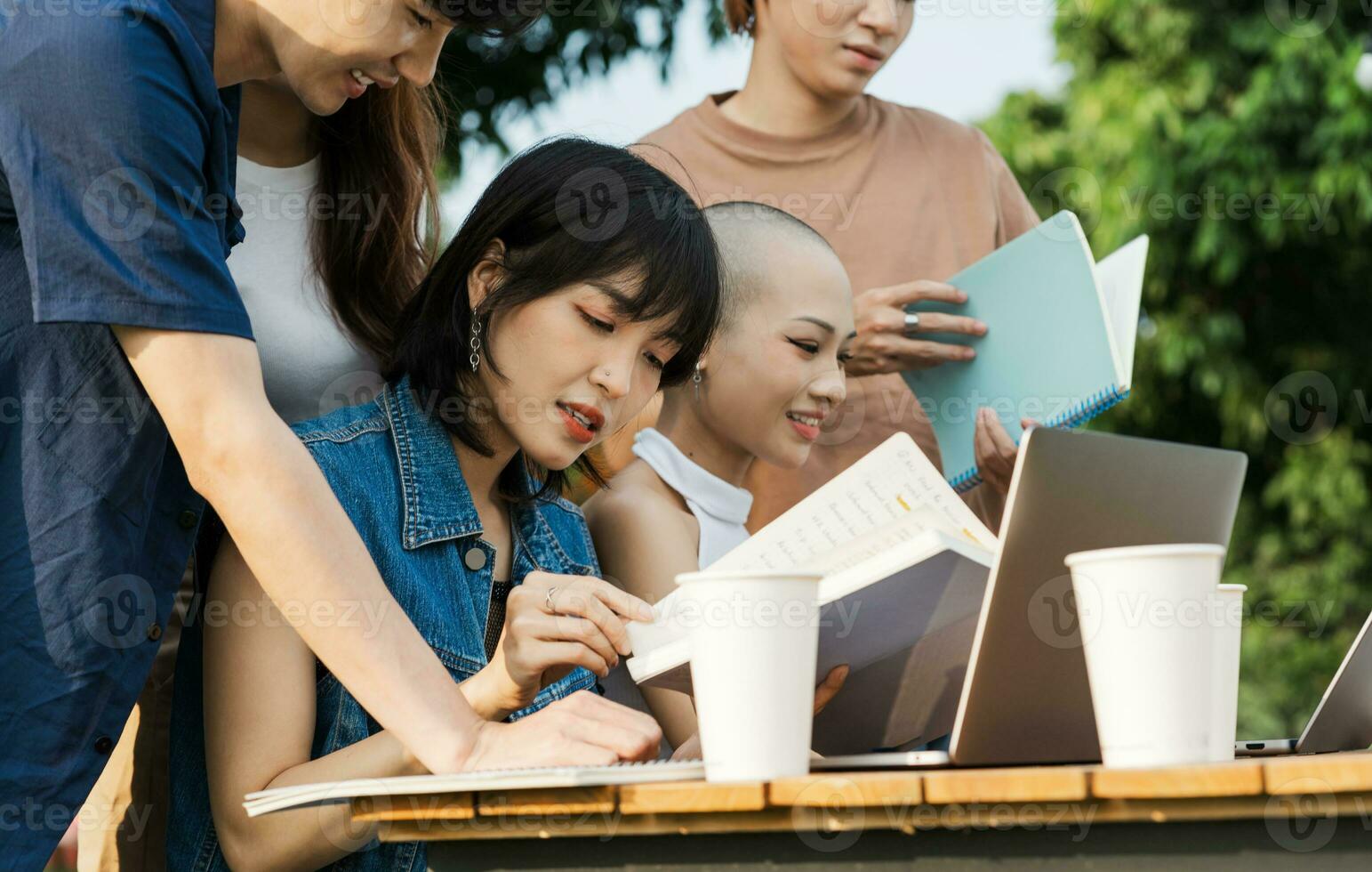 beeld van een groep van Aziatisch studenten aan het studeren samen foto