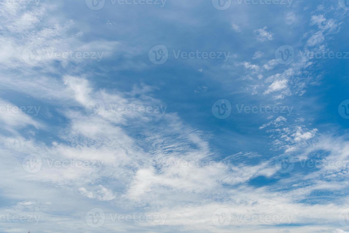 blauwe hemelachtergrond met wolken. natuur achtergrond foto