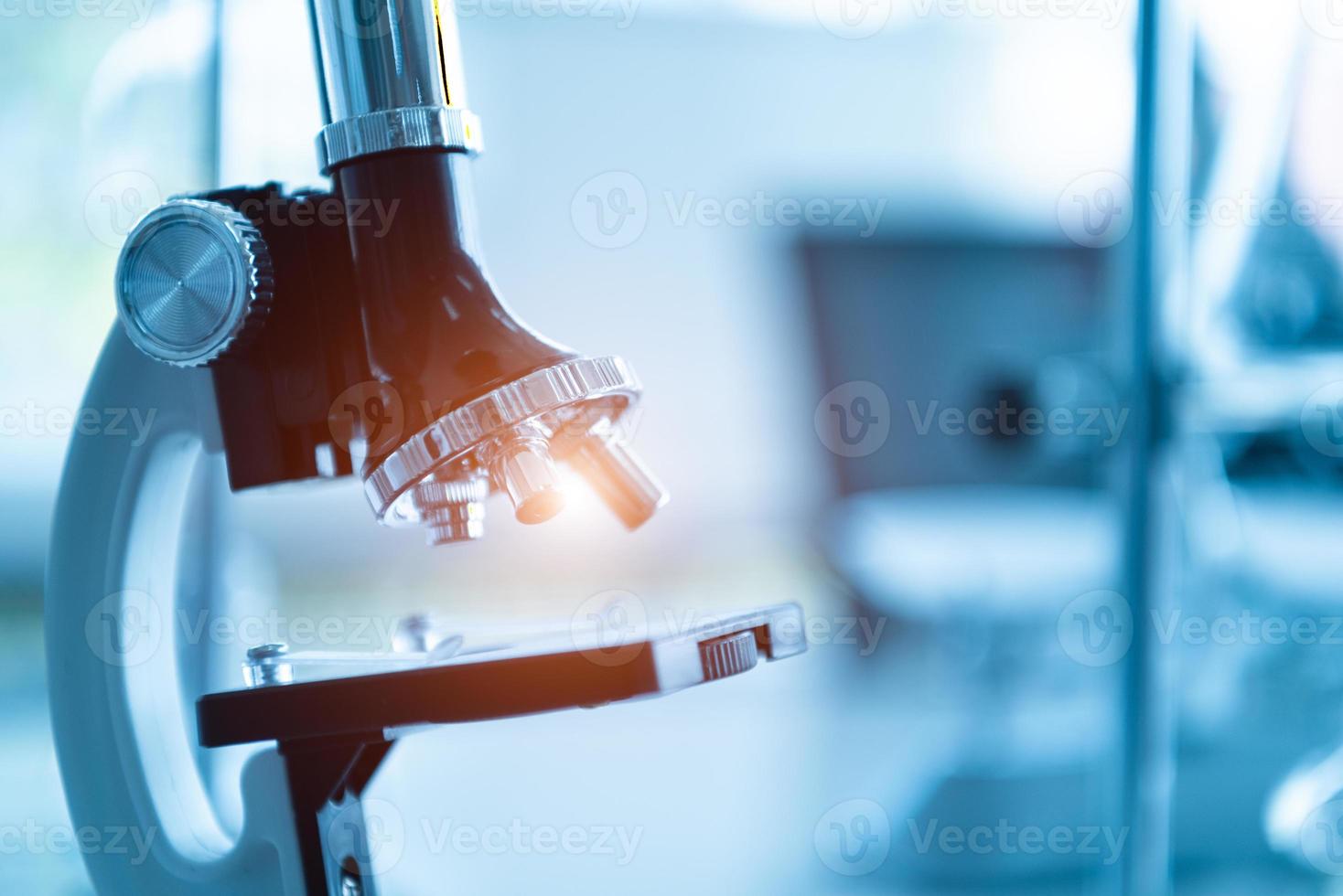 medisch laboratoriummicroscoop in laboratoriumtest voor scheikundebiologie foto