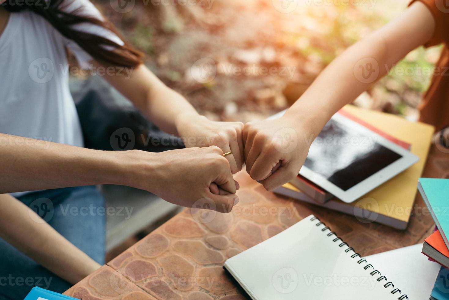 jong zakelijk partnerschap dat de eerste stoot geeft aan het opstarten foto