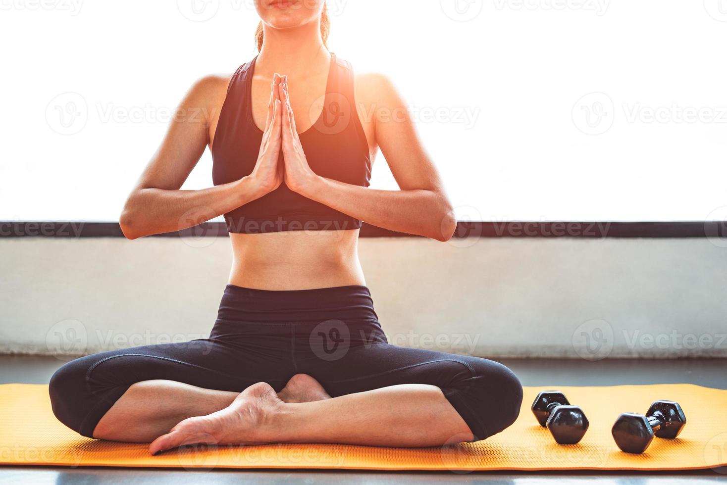vooraanzicht schoonheidsvrouw die yoga doet en hand opsteekt foto