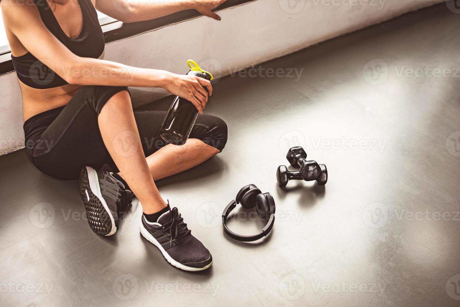 vrouw met halter en apparaat oefent levensstijltraining uit in de sportschool foto