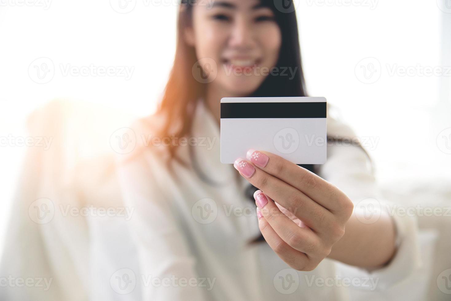 close-up van creditcard vasthouden door schoonheid Aziatische vrouw foto