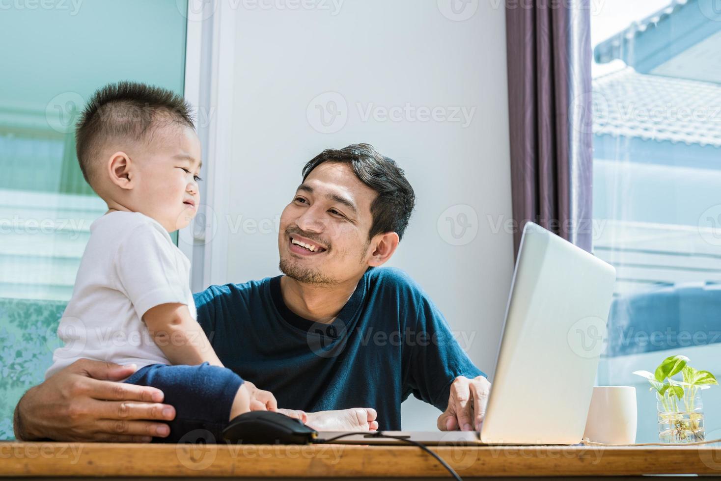 alleenstaande vader en zoon die laptop samen gebruiken. technologie en levensstijl foto
