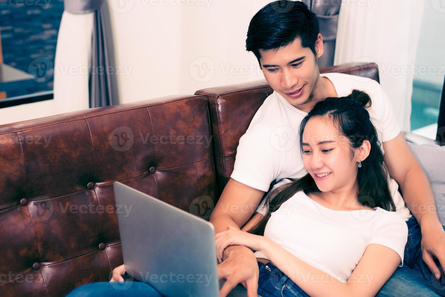 Aziatische jonge paren die laptop met behulp van. geliefden en koppels foto