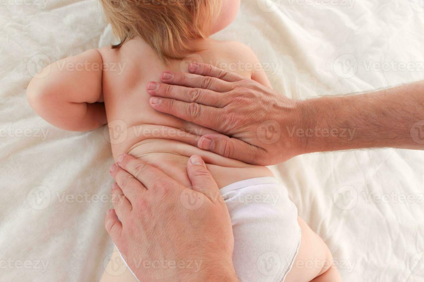 masseur aan het doen massage weinig baby foto