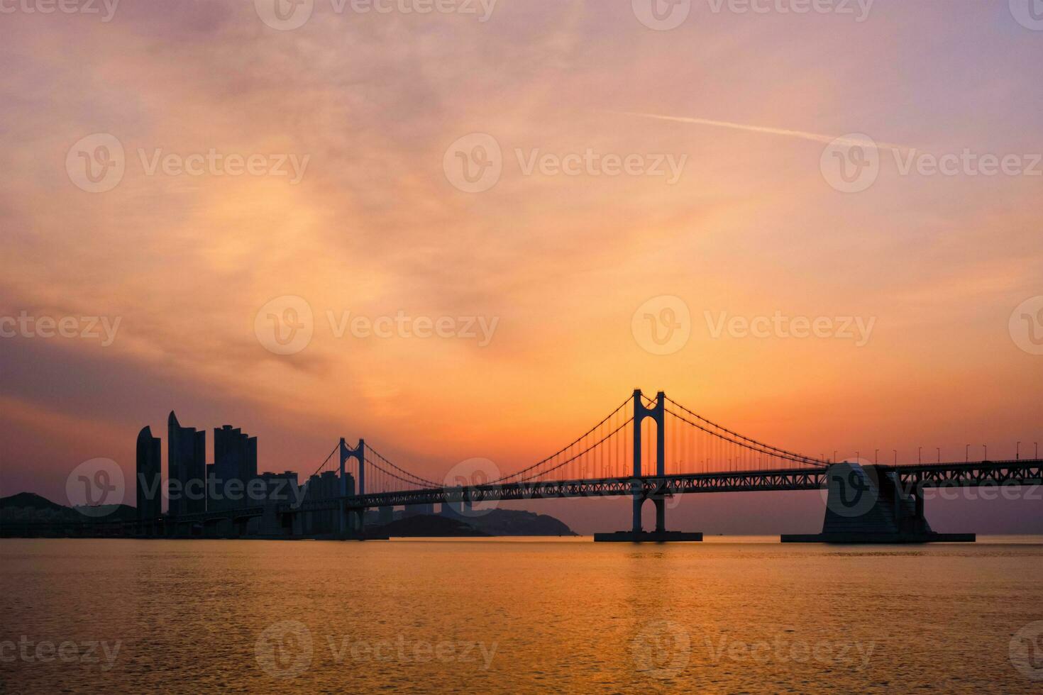 gwangan brug Aan zonsopkomst. busan, zuiden Korea foto