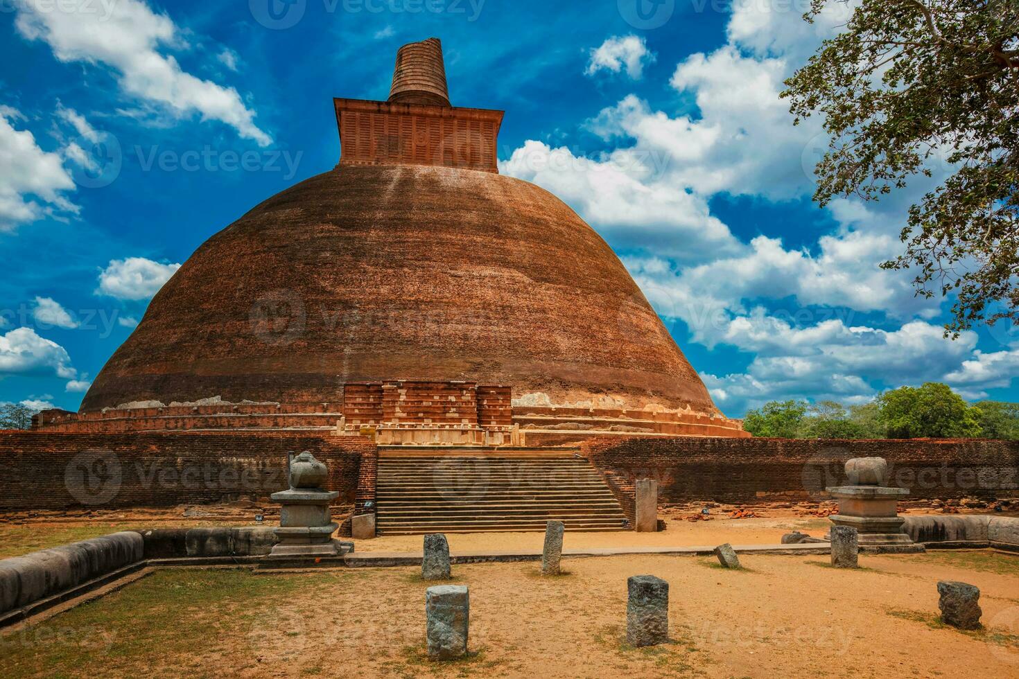 jetavaranama dagoba boeddhistisch stoepa, anuradhapura, sri lanka foto