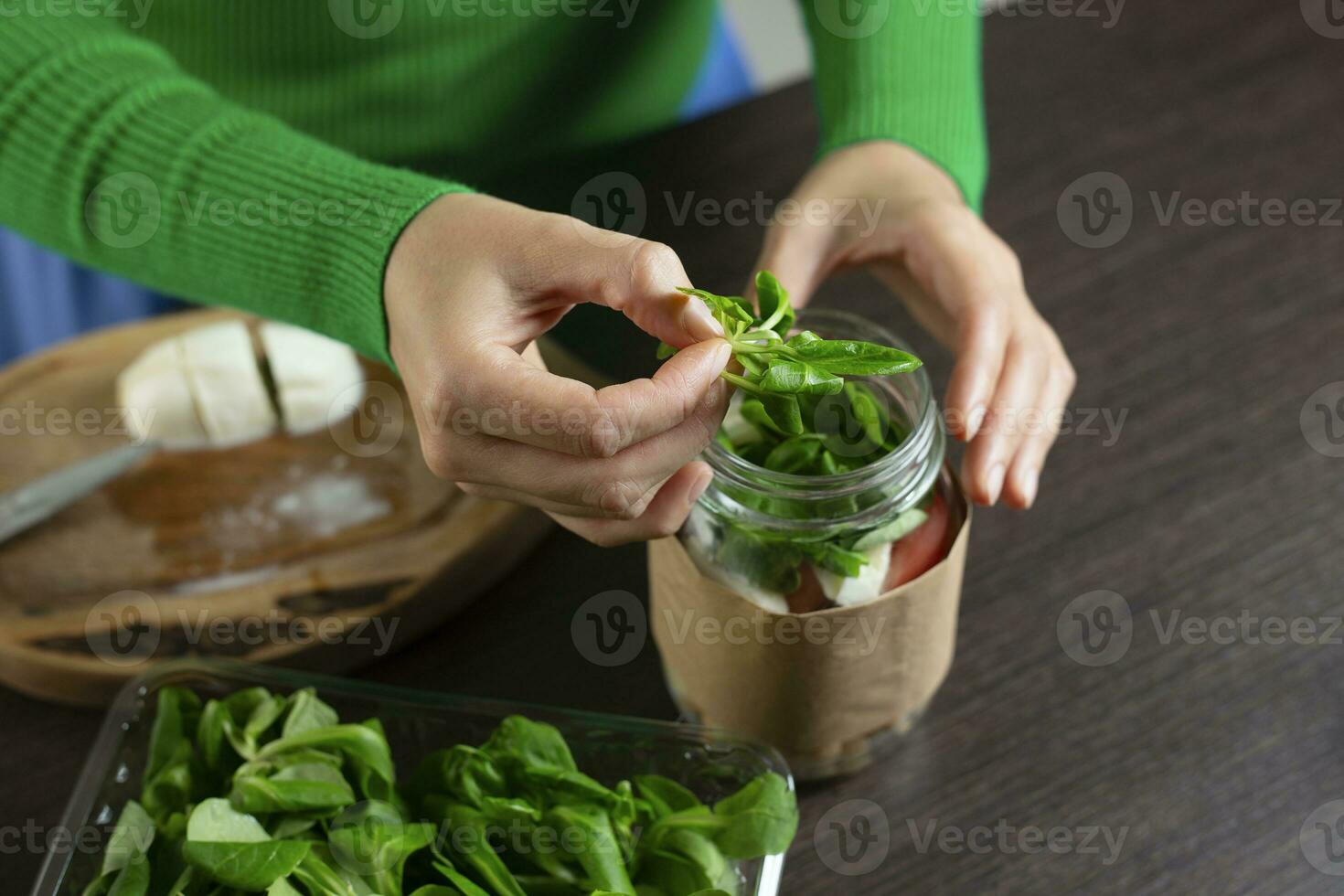 vrouw maken veganistisch salade in pot met kikkererwten. Koken gezond voedsel. foto