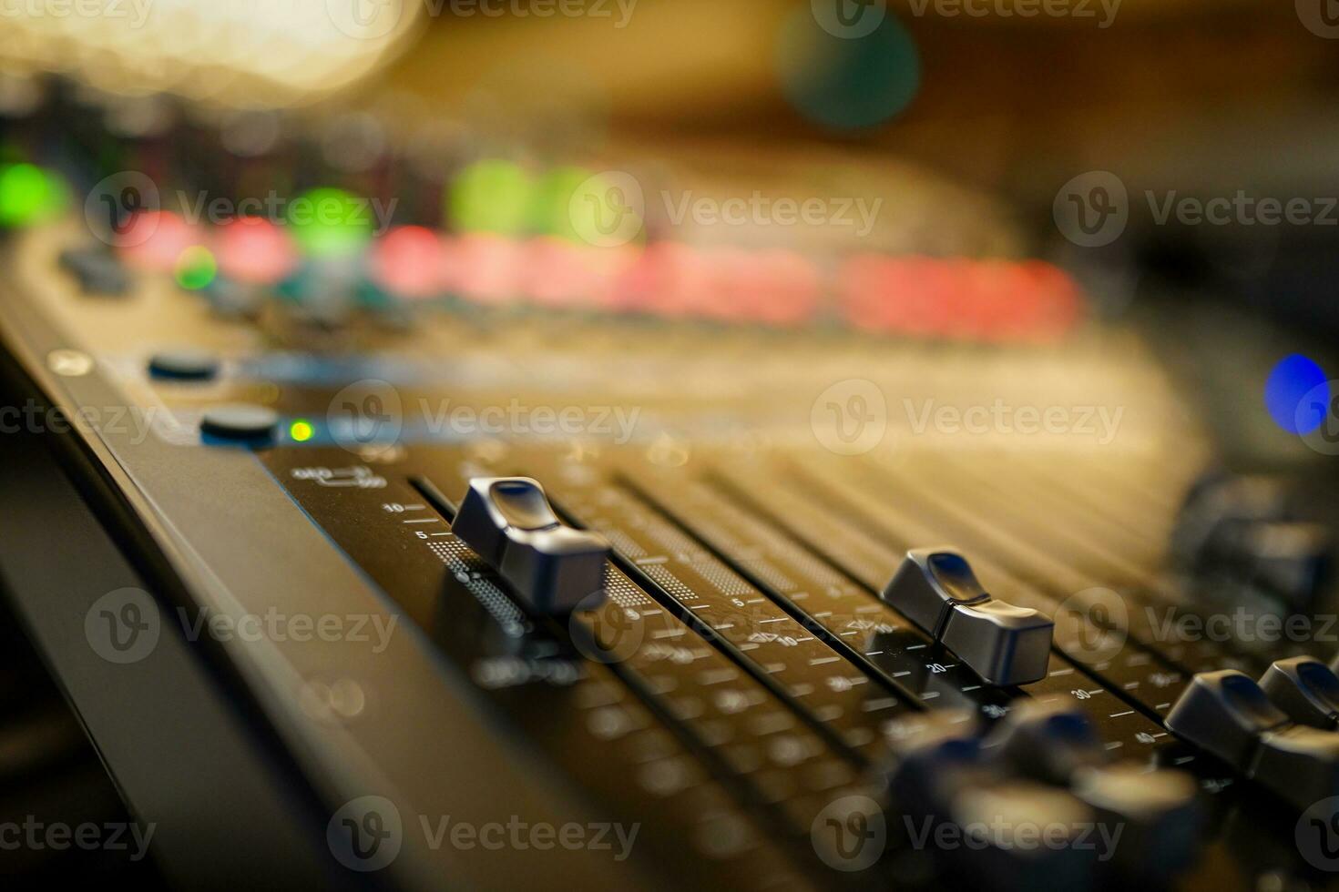 detailopname van een audio troosten, menger met faders omhoog en achtergrond in bokeh foto