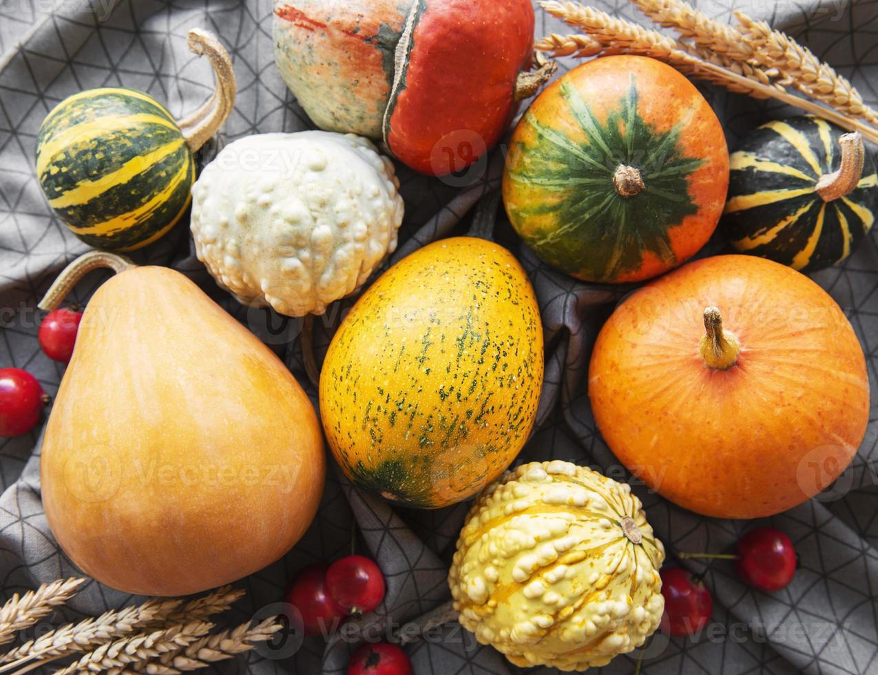 herfstcompositie, gezellig herfstseizoen, pompoenen en bladeren foto