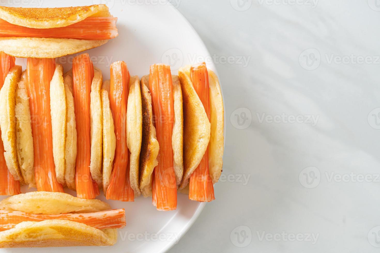 plat pannenkoekenbroodje met krabstick foto