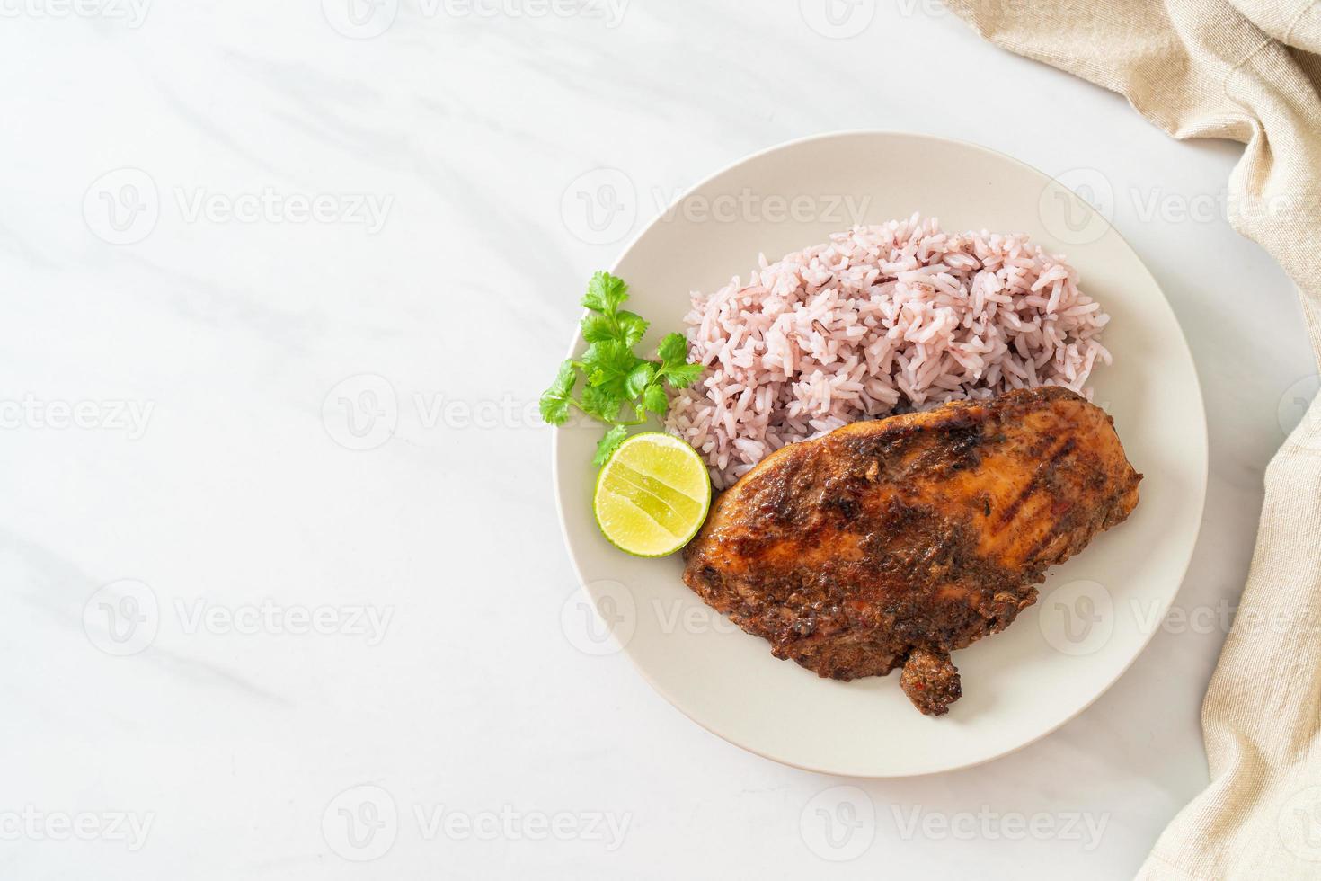 pittige gegrilde jamaicaanse jerk chicken met rijst foto