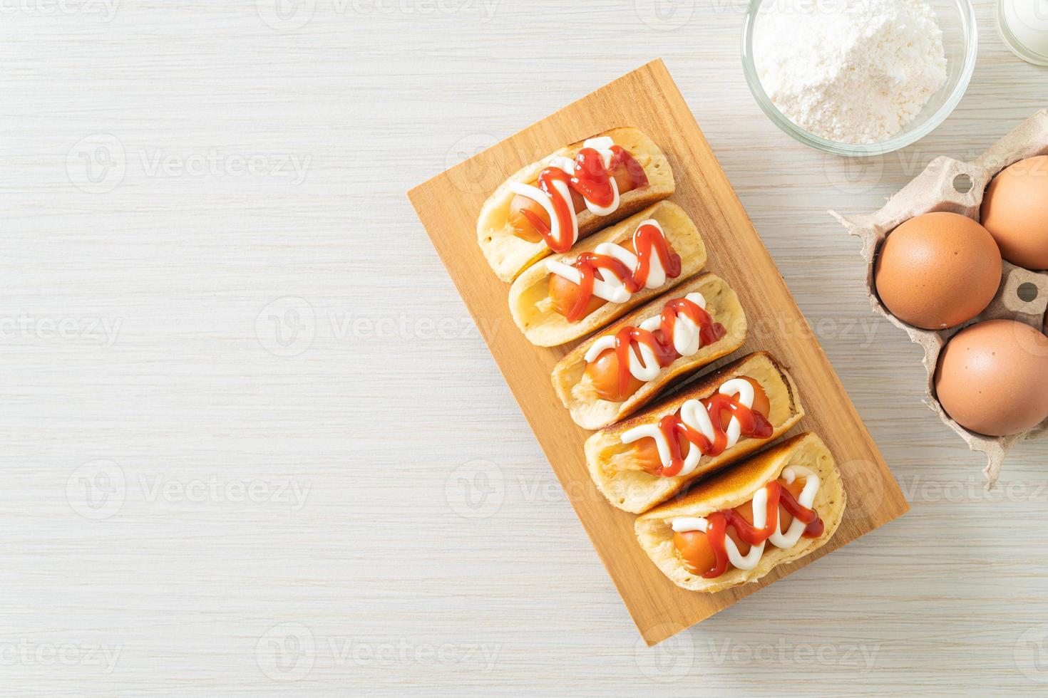 plat pannenkoekenbroodje met worst foto