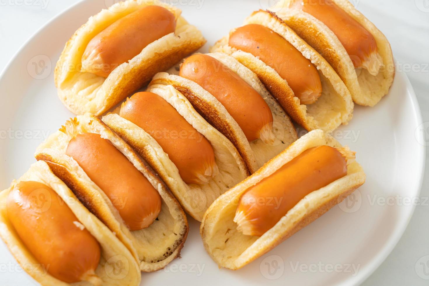 plat pannenkoekenbroodje met worst foto