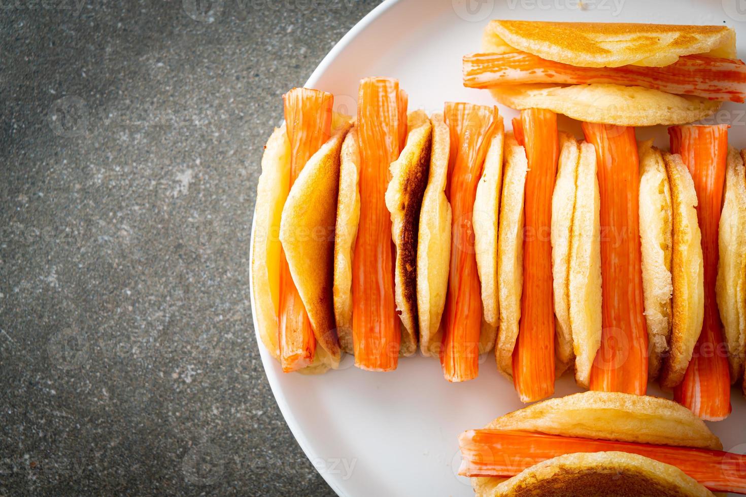 plat pannenkoekenbroodje met krabstick foto