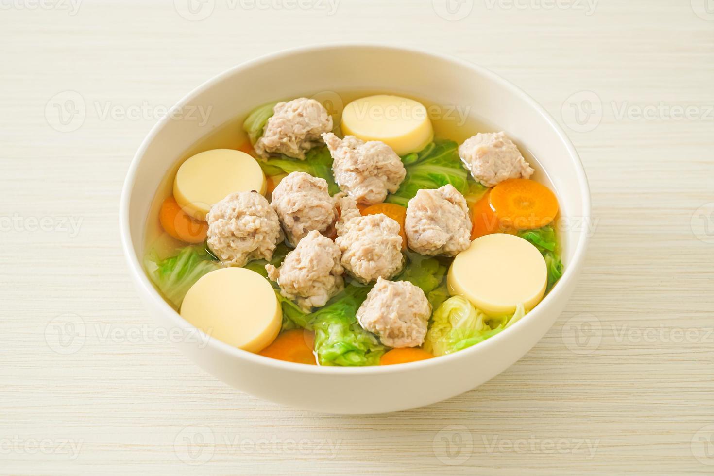 heldere soep met tofu en varkensgehakt foto