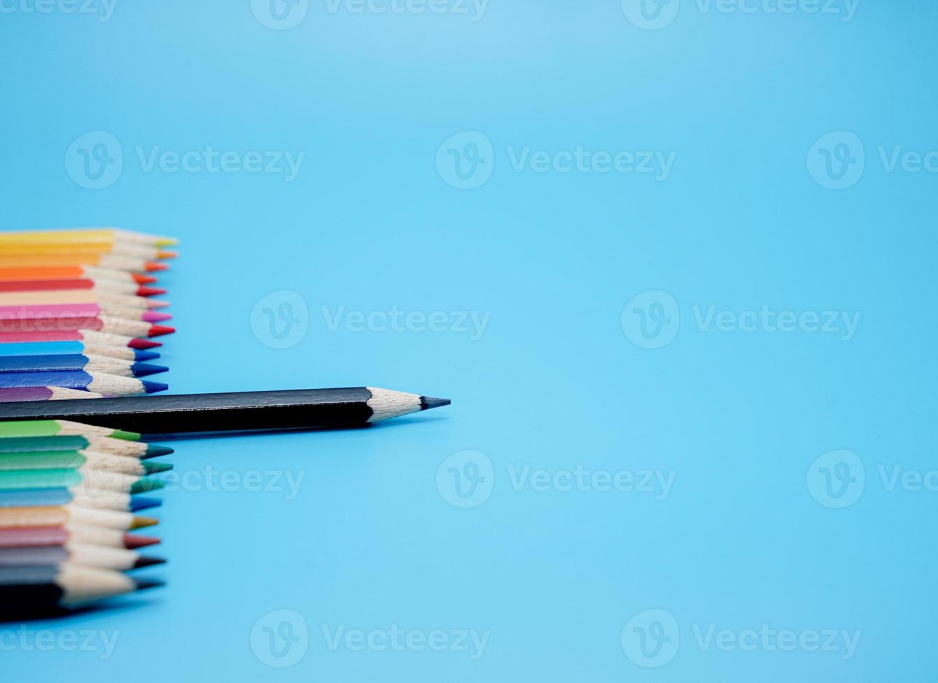 kleur potloden op blauwe achtergrond. kenmerken van leiderschap foto