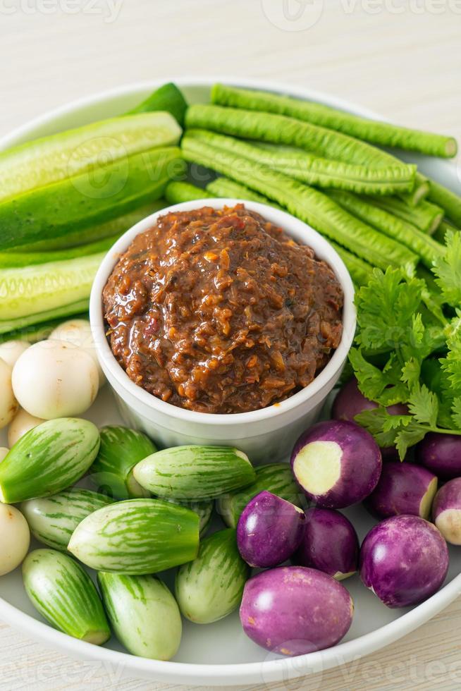 gefermenteerde vis chili pasta met verse groenten foto