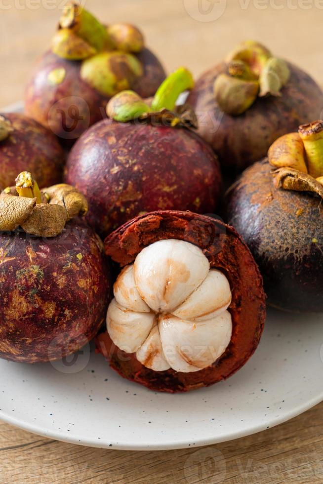 verse mangosteen op witte plaat foto