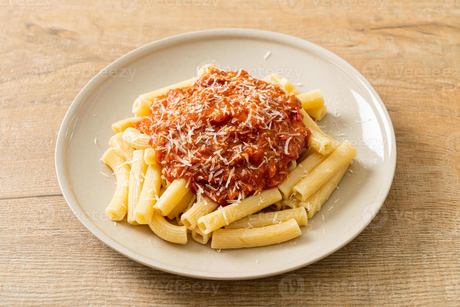 rigatoni pasta met bolognesesaus van varkensvlees foto