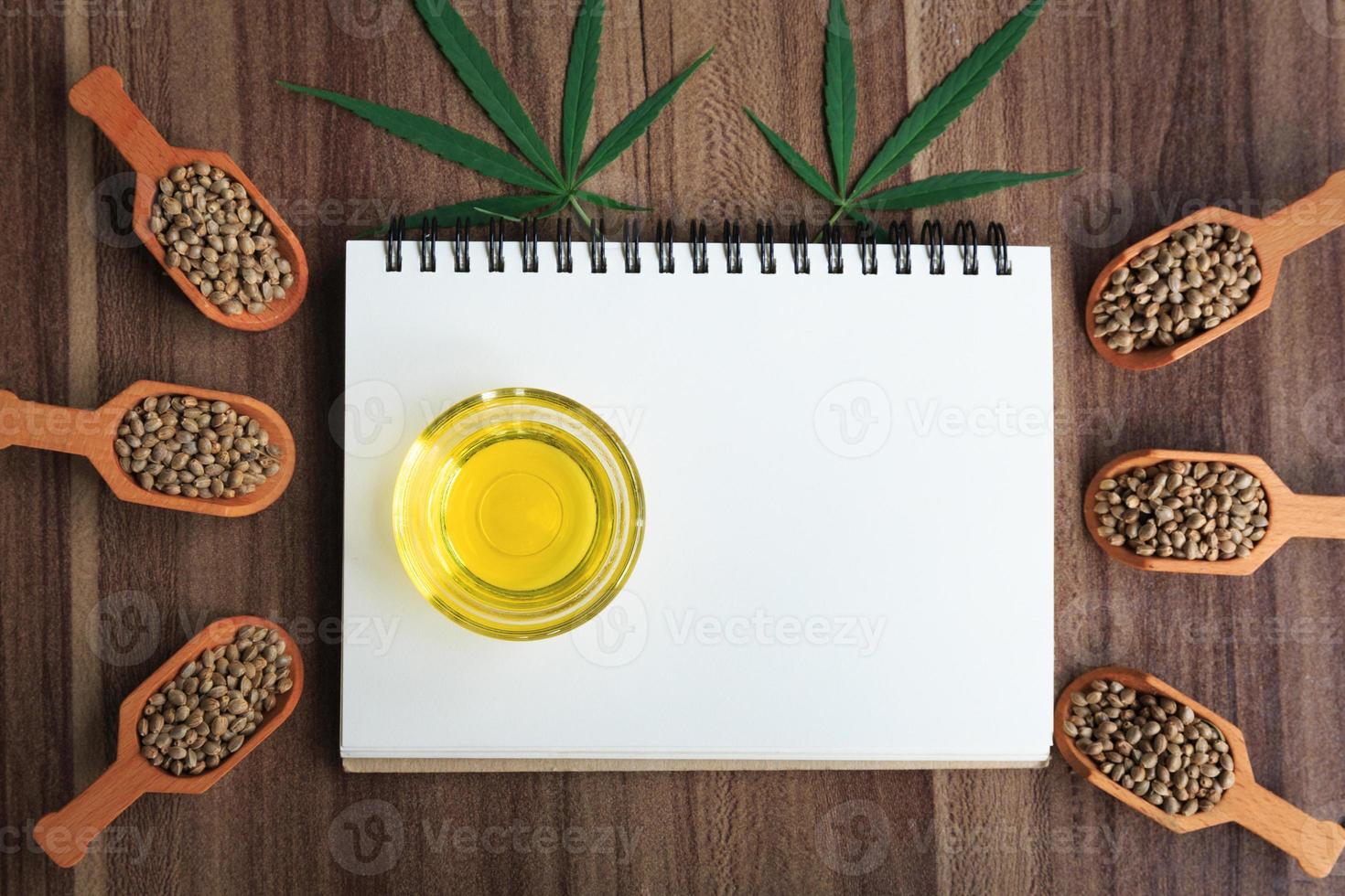 cannabisolie en een lepel met ingelijste zaden. foto