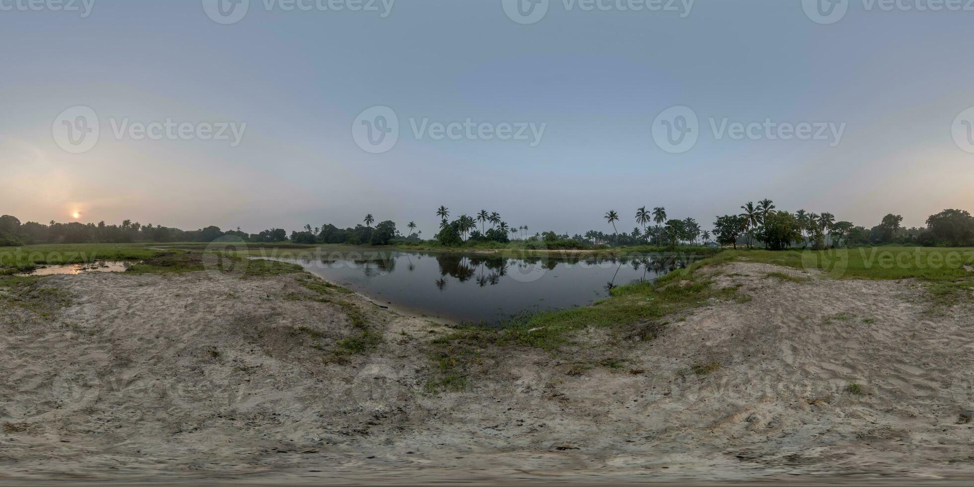 ochtend- 360 hdri panorama met kokosnoot bomen in de buurt meer in oerwoud in equirectangular bolvormig naadloos projectie foto