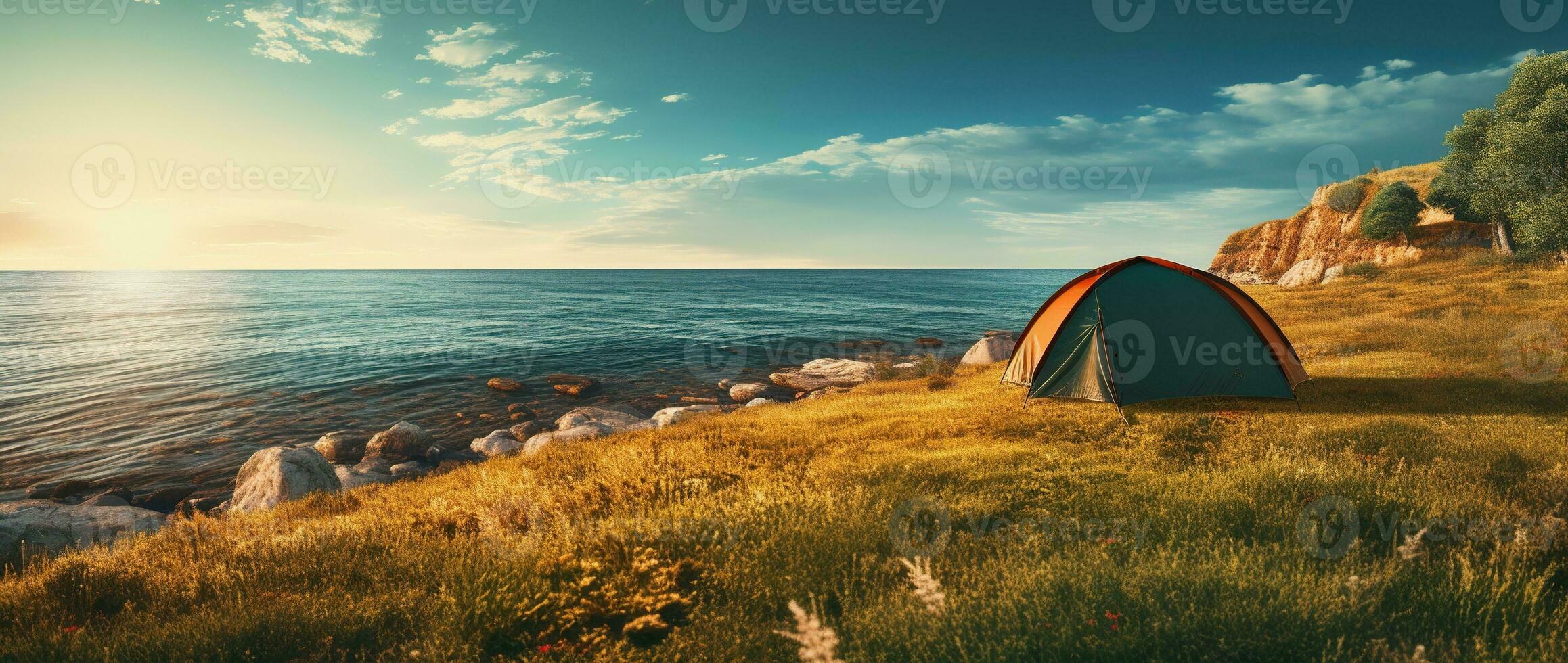 camping tent en camping uitrusting Aan groen gras met zee visie achtergrond ai gegenereerd foto