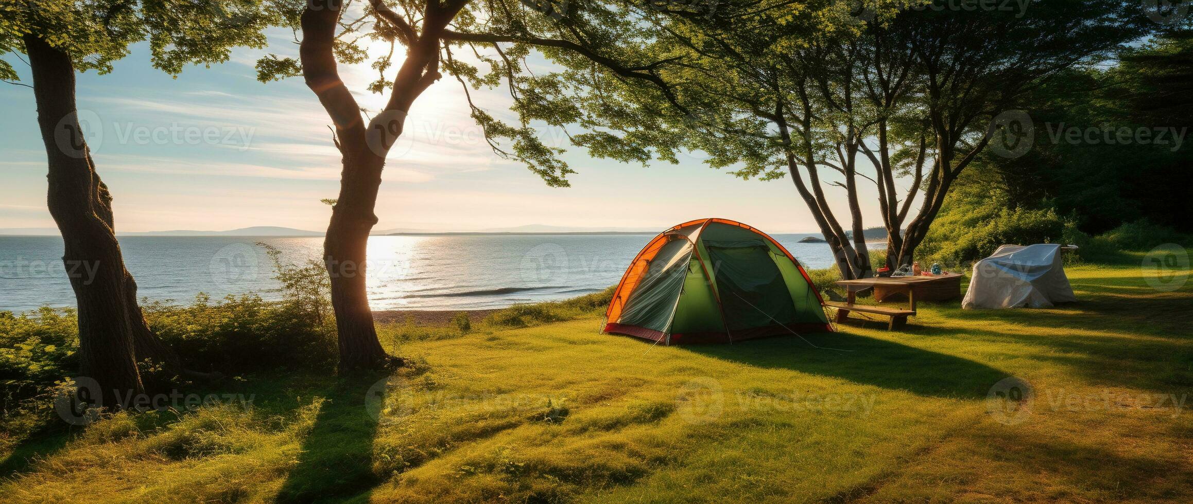 camping tent en camping uitrusting Aan groen gras met zee visie achtergrond ai gegenereerd foto