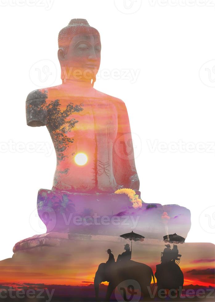 oude boeddha dubbele belichting geïsoleerd op een witte achtergrond foto