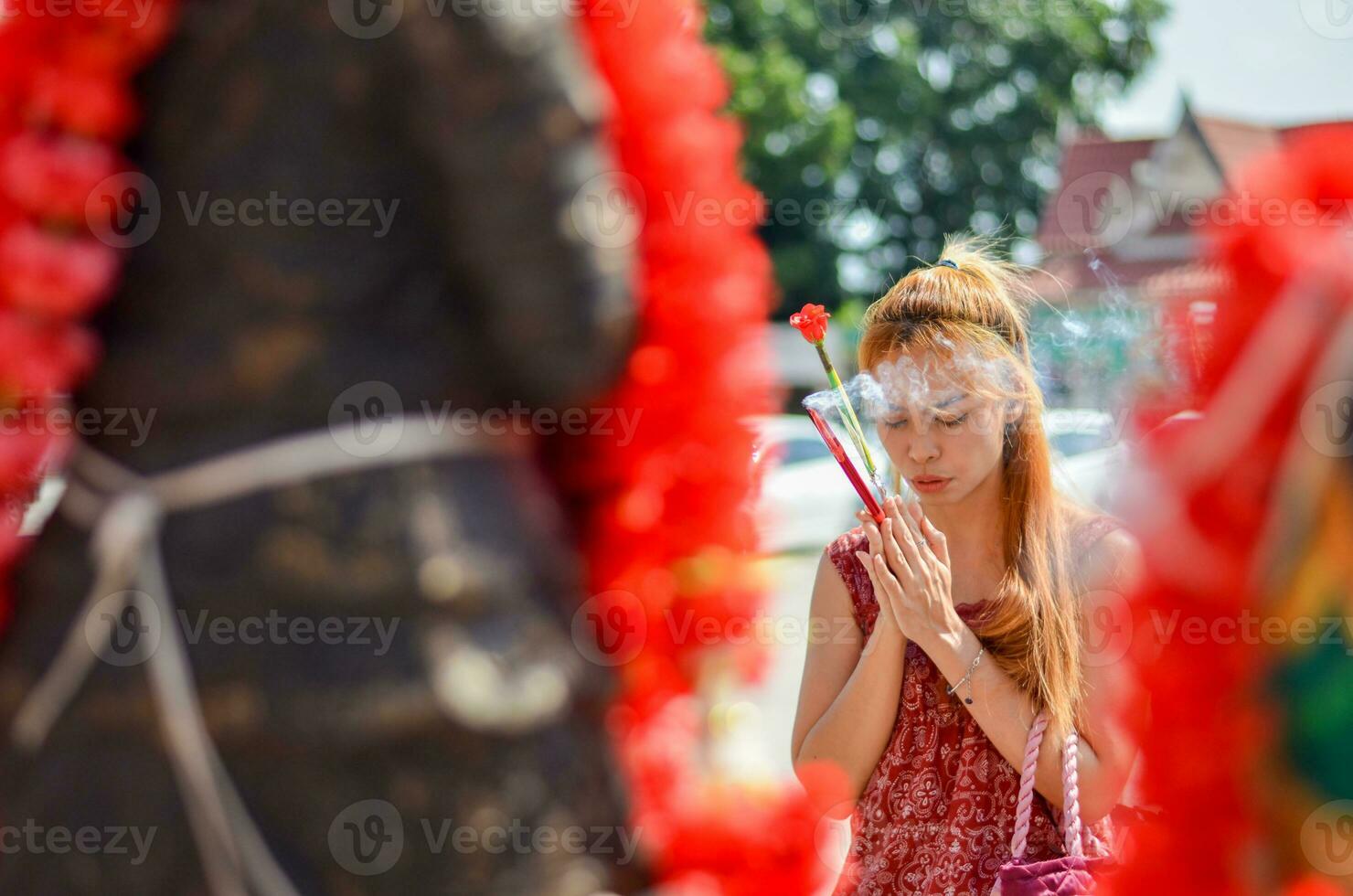 Aziatisch Thais Dames aanbidden voor mooi zo geluk met thao wessuwan Bij knal chak tempel nonthaburi provincie foto