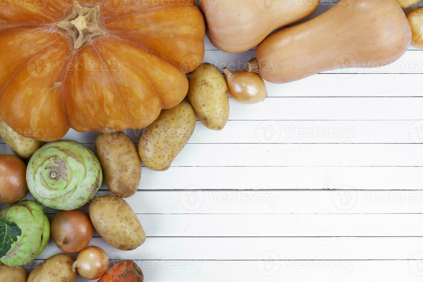 herfst groenten Aan wit houten tafel achtergrond, top visie foto