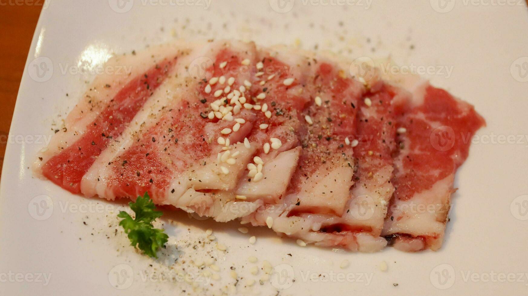 plak van vers rundvlees of varkensvlees vlees Cadeau in een wit bord voor grill, barbecue, en heet pot. Japans wagyu yakiniku rundvlees plak. foto