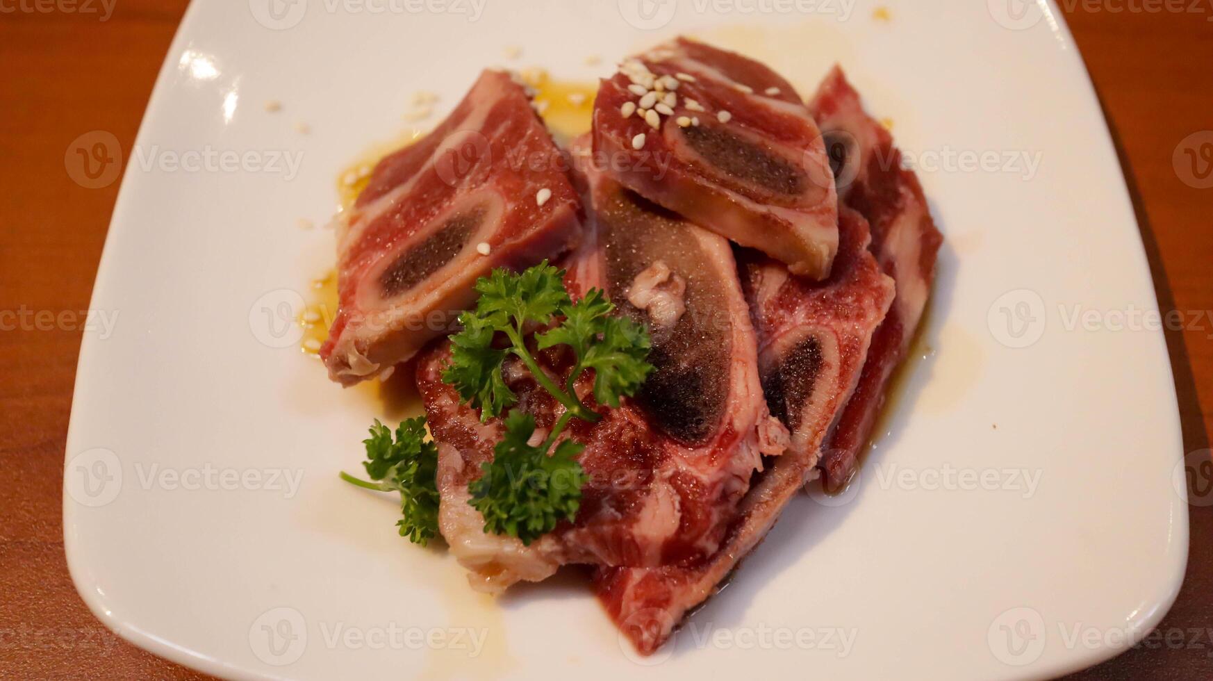 plak van vers biefstuk rundvlees of varkensvlees vlees Cadeau in een wit bord voor grill, barbecue, en heet pot. Japans wagyu rundvlees plak. foto