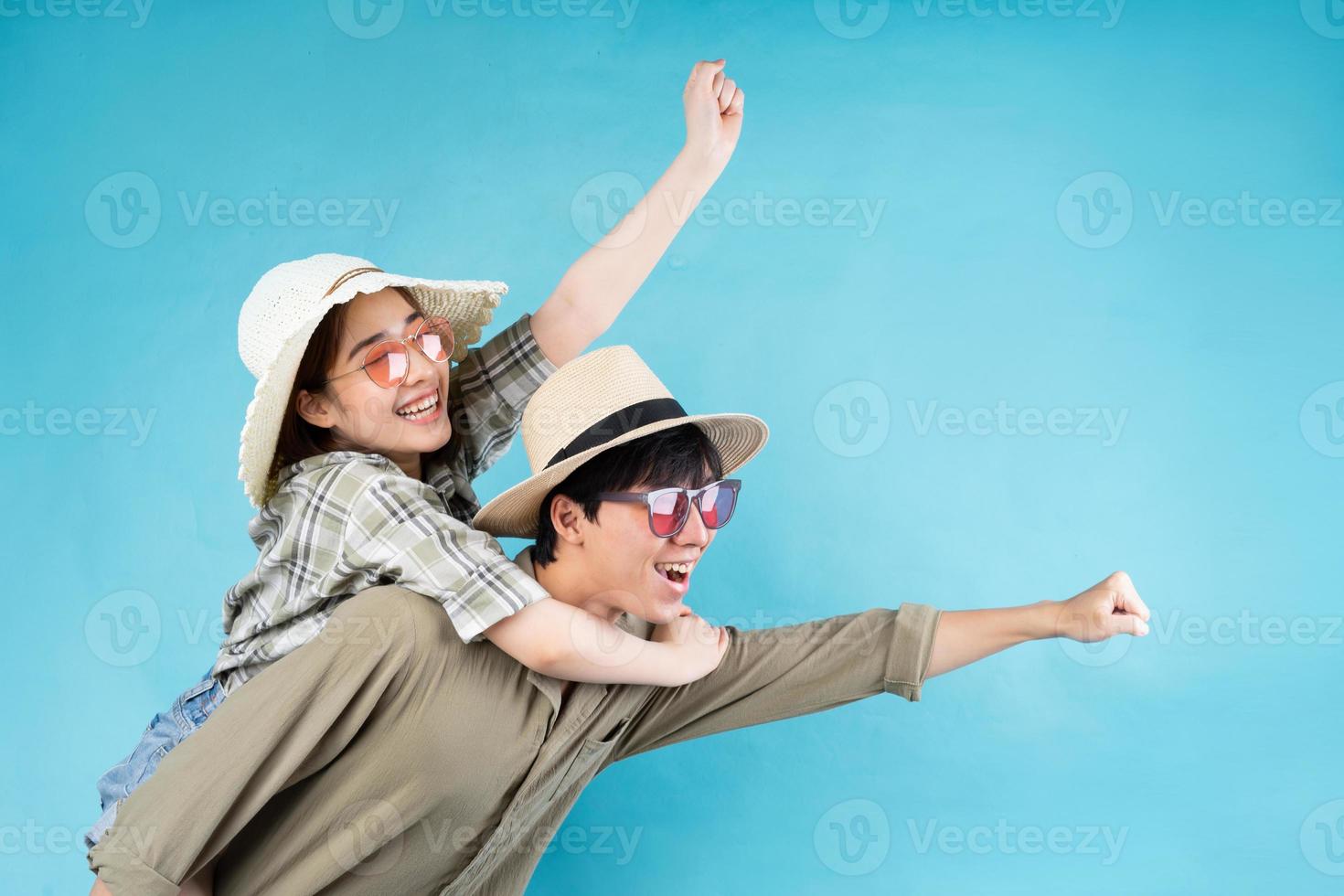 jong Aziatisch paar dat gelukkig samen reist foto
