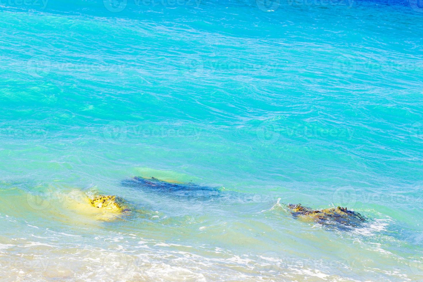 turkoois blauw water en rotsen kremasti strand rhodos griekenland. foto