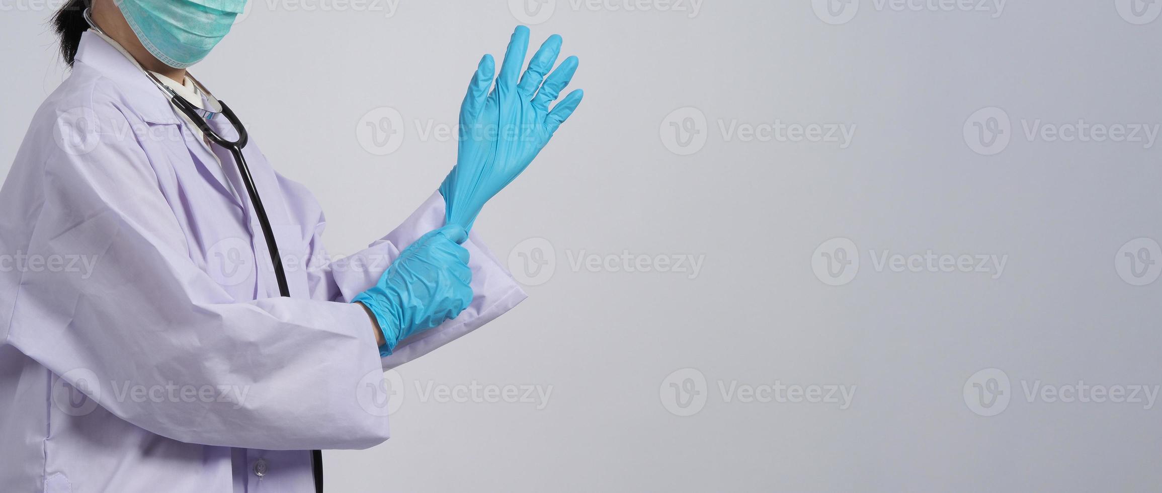 handschoenen dragen. aziatische arts draagt blauwe rubberen nitrilhandhandschoen. foto