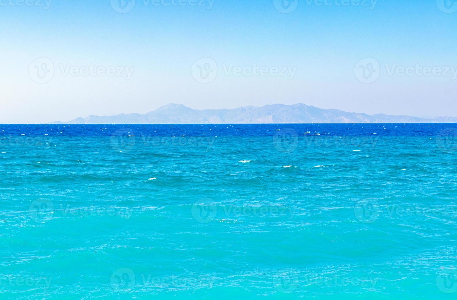 kremasti strand rhodos griekenland turquoise water en Turkije uitzicht. foto