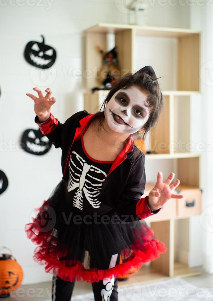 portret Aziatisch meisje in halloween kostuum acteren eng halloween foto