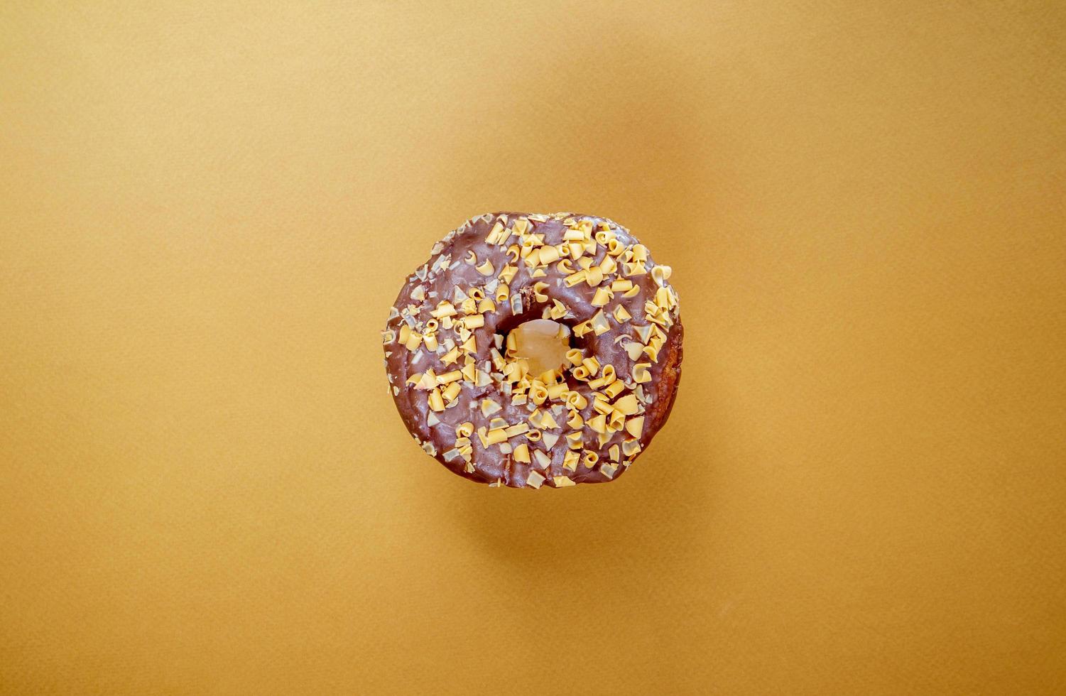 verse chocolade donut geïsoleerd op koffie achtergrond. foto