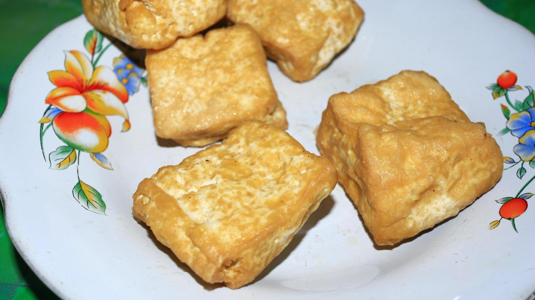 gebakken tofu op een witte plaat, heerlijk eten, witte tofu foto