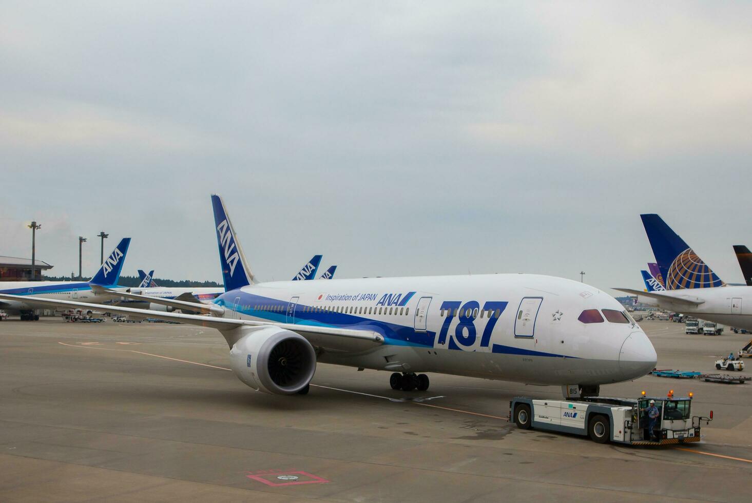 tokyo Japan - 13 september 2015 boeing 787 dreamliner van Japan vliegmaatschappij voorbereidingen treffen voor vertrek van narita luchthaven foto