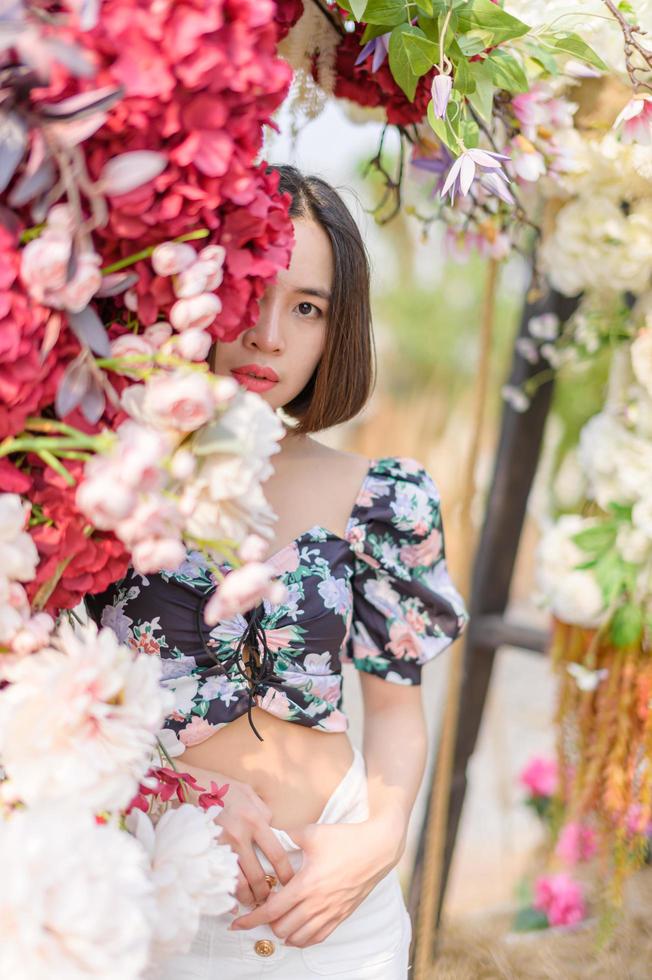 vrouw in kleurrijke kleding foto