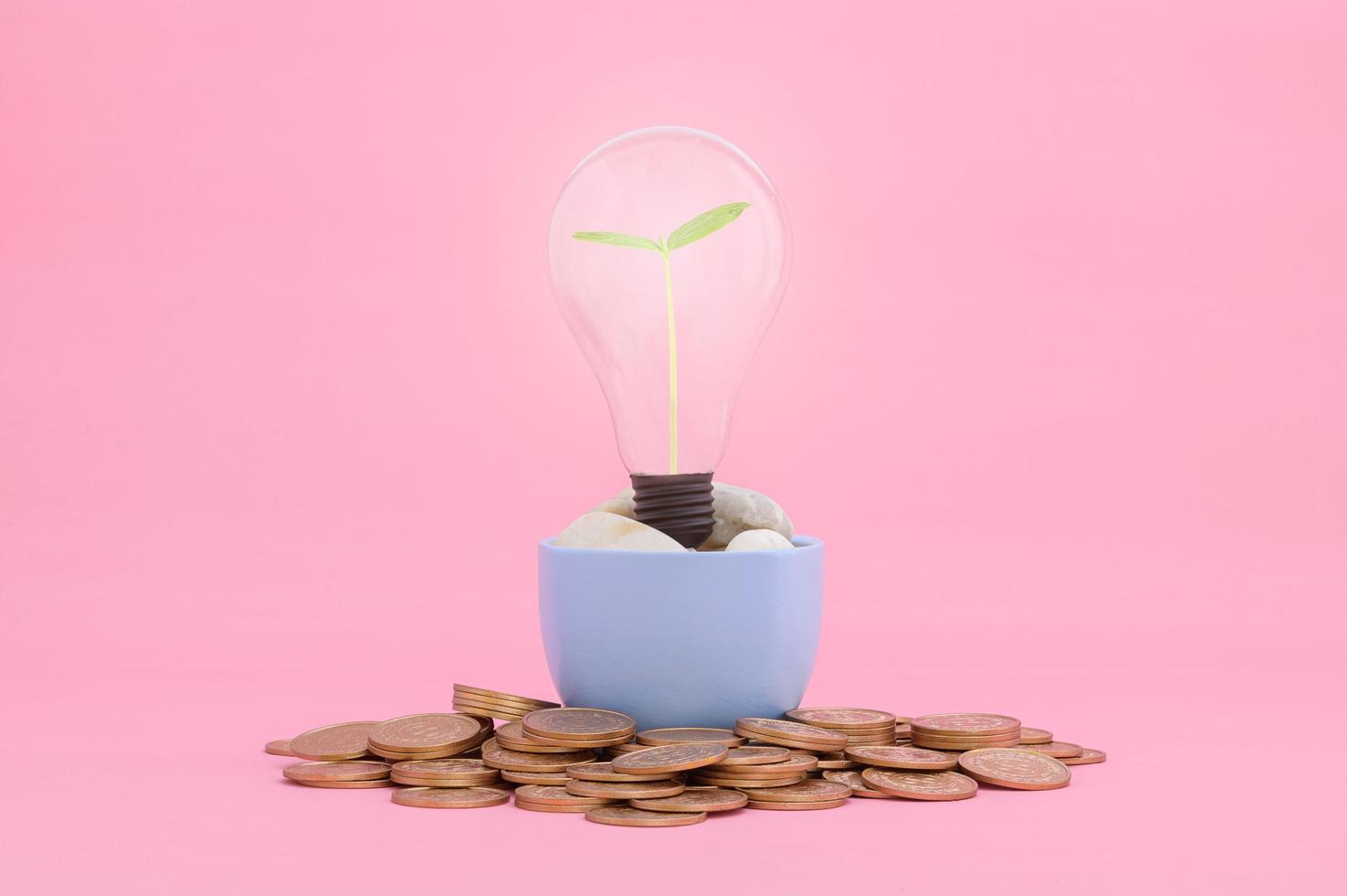 geld besparen concept op roze achtergrond foto