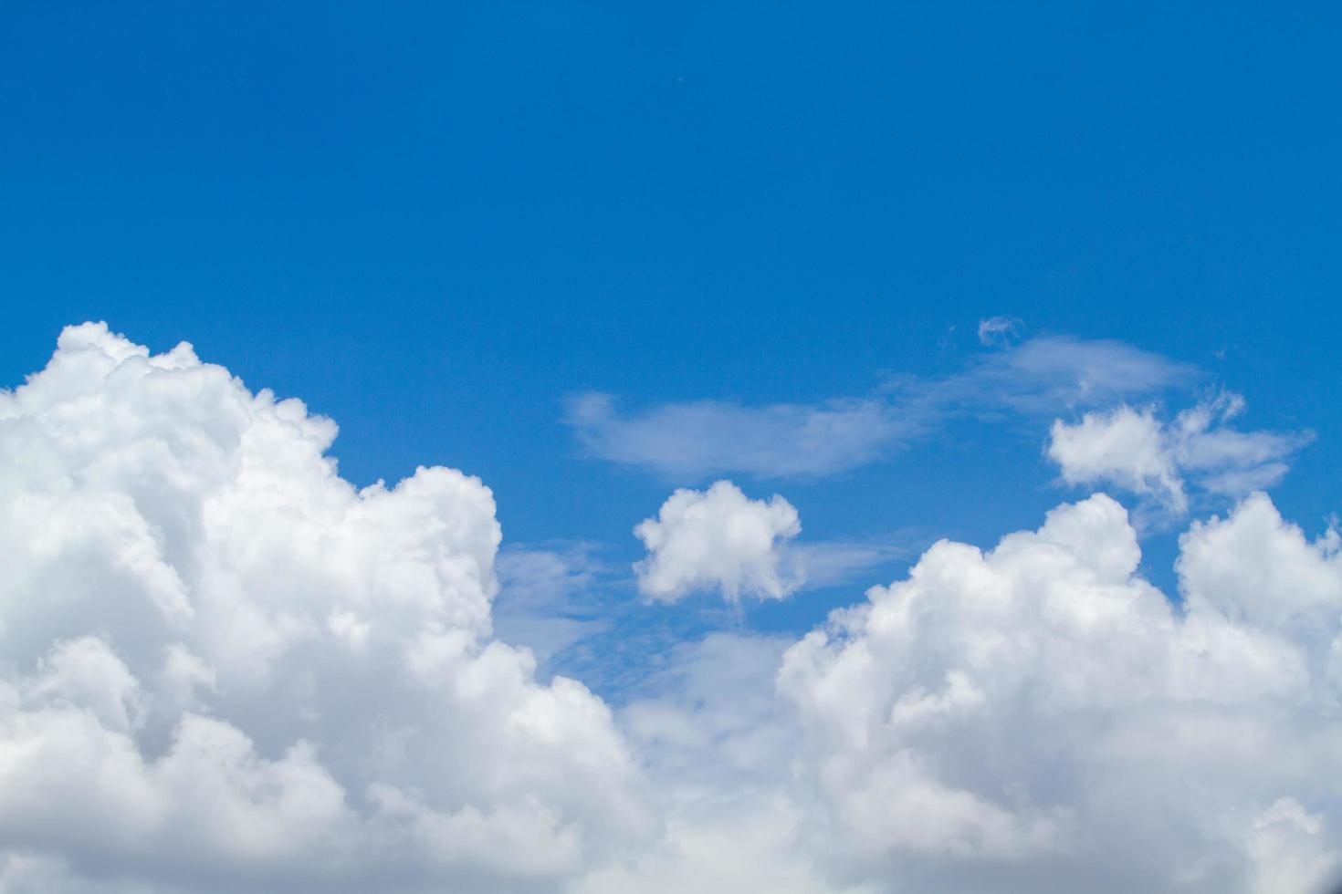 mooie blauwe lucht en wolken foto