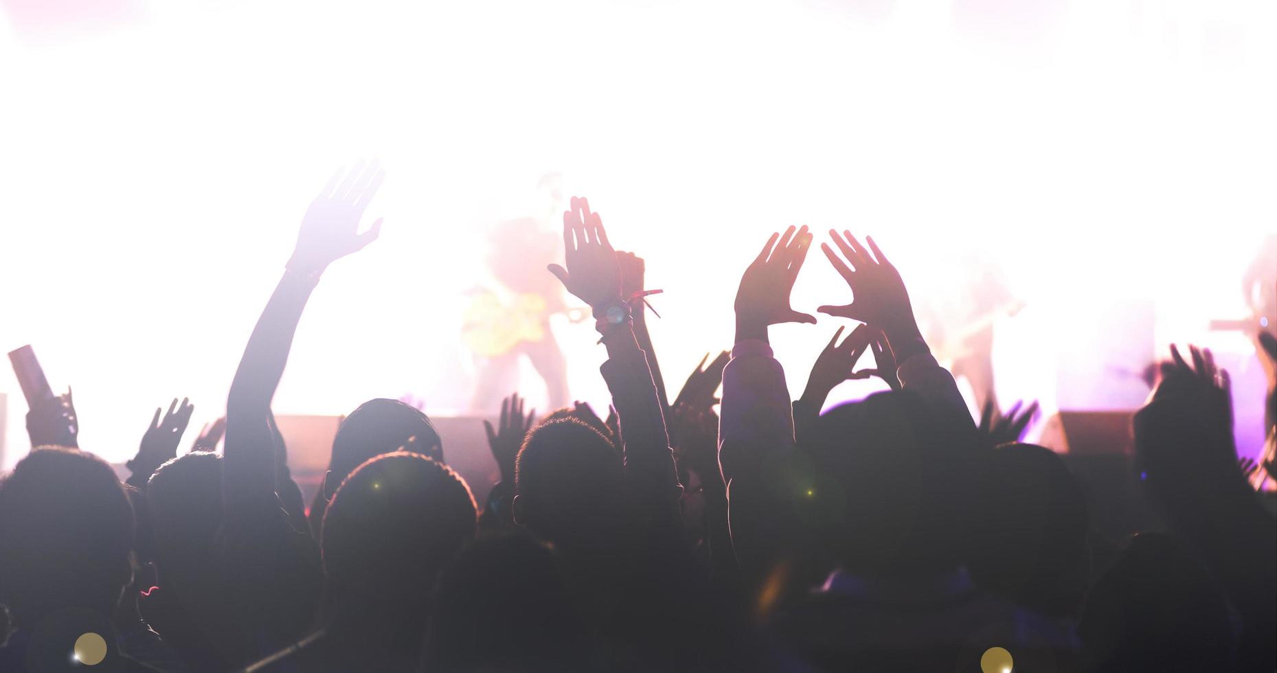 silhouet van een concertpubliek foto