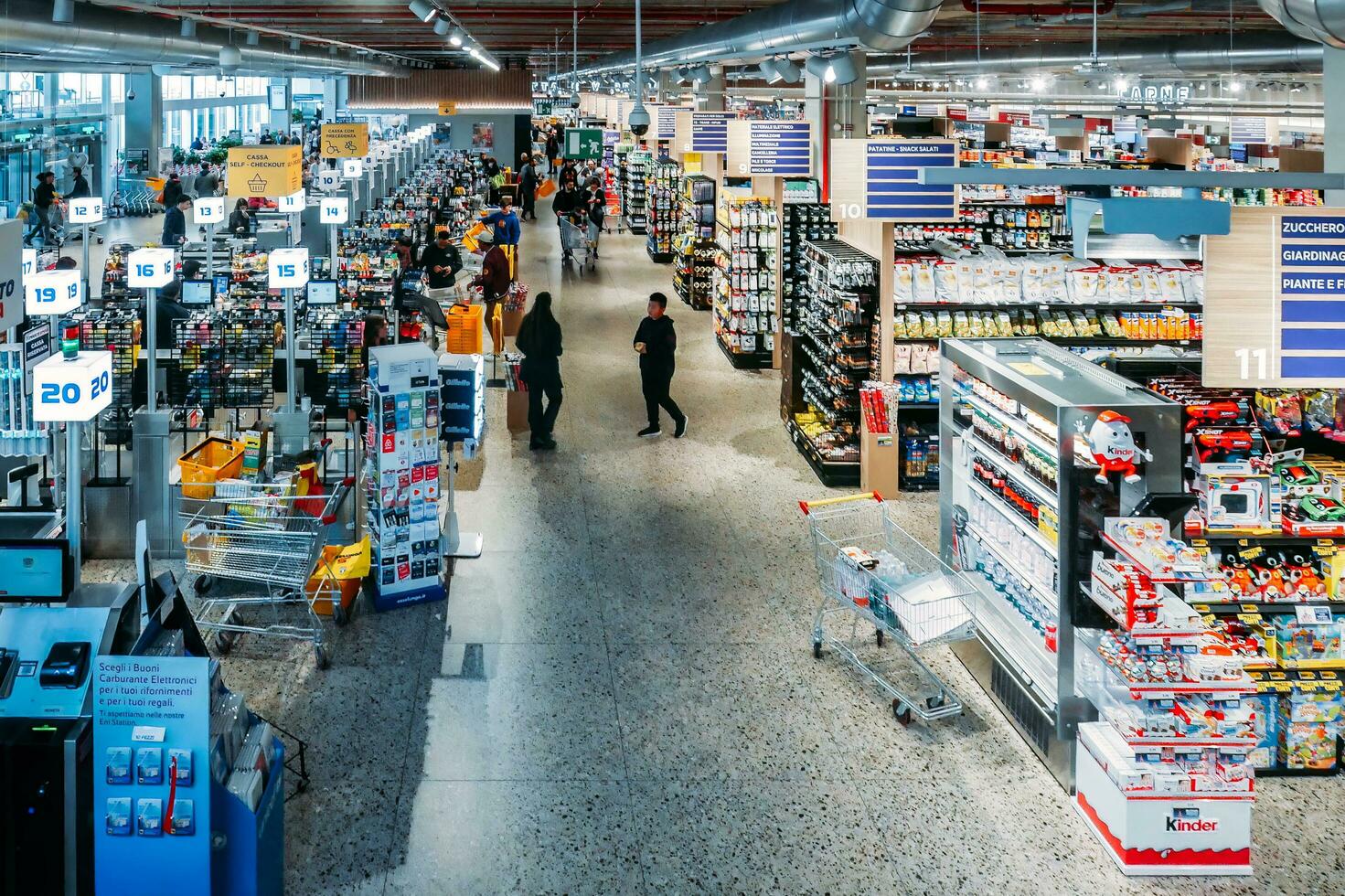 Genua, Italië, november 18, 2023 breed hoek visie van de interieur van een sselunga supermarkt in Genua, Italië foto
