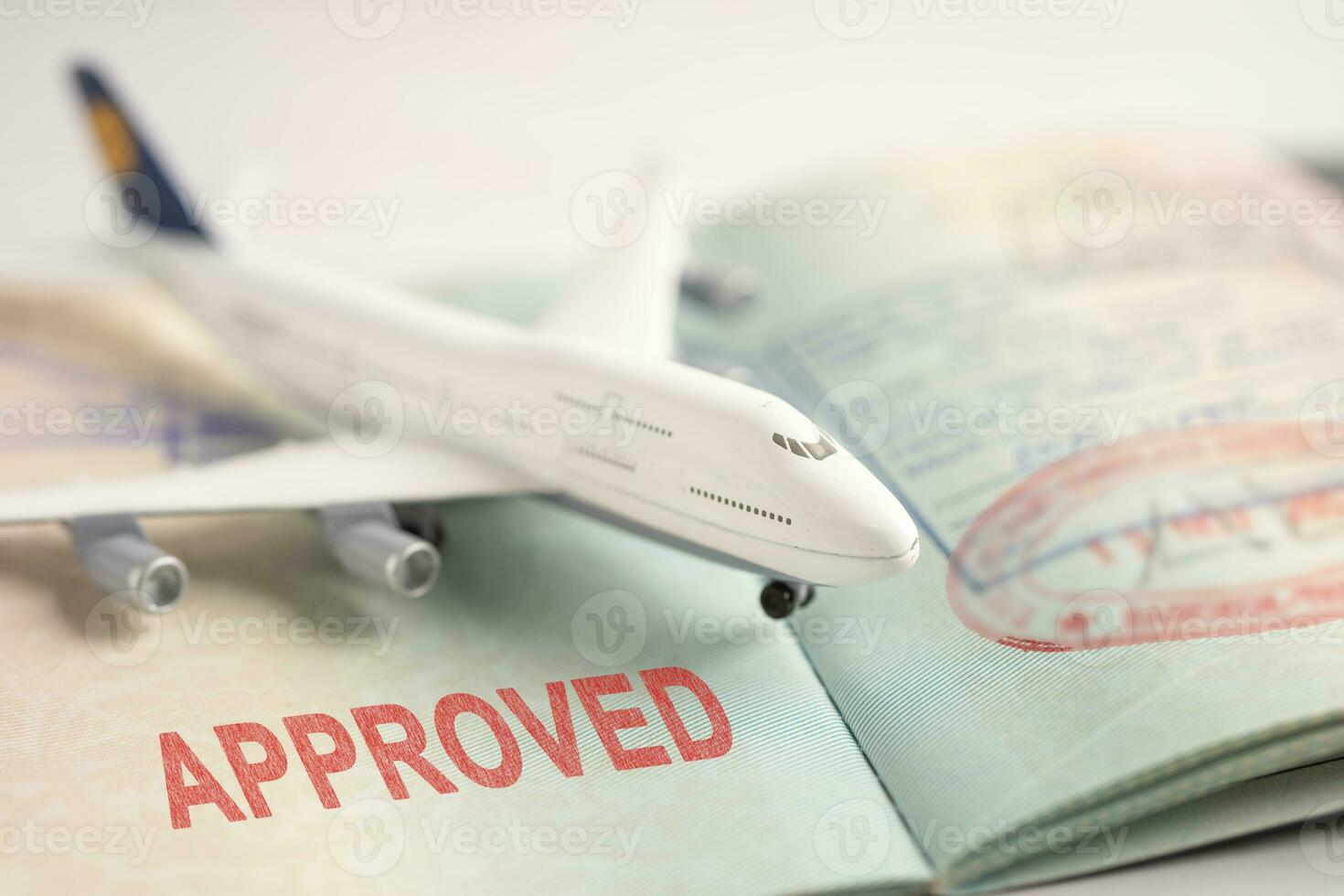 goedgekeurd postzegel Visa en paspoort document naar immigratie Bij luchthaven in land. foto