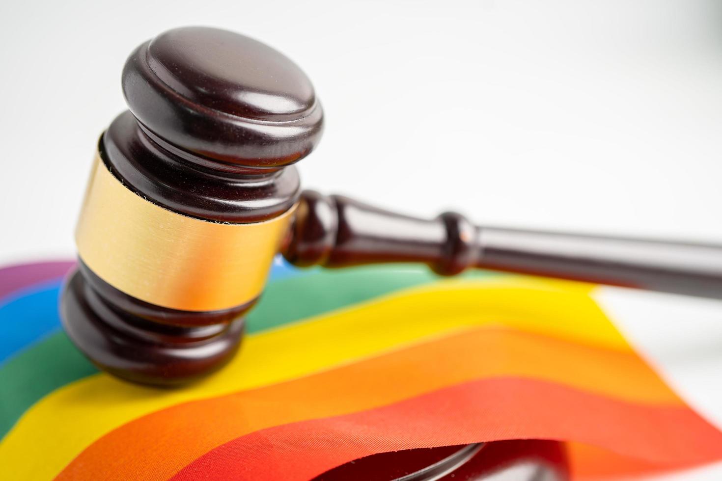 hamer voor rechter advocaat op regenboogvlag, symbool van lgbt foto