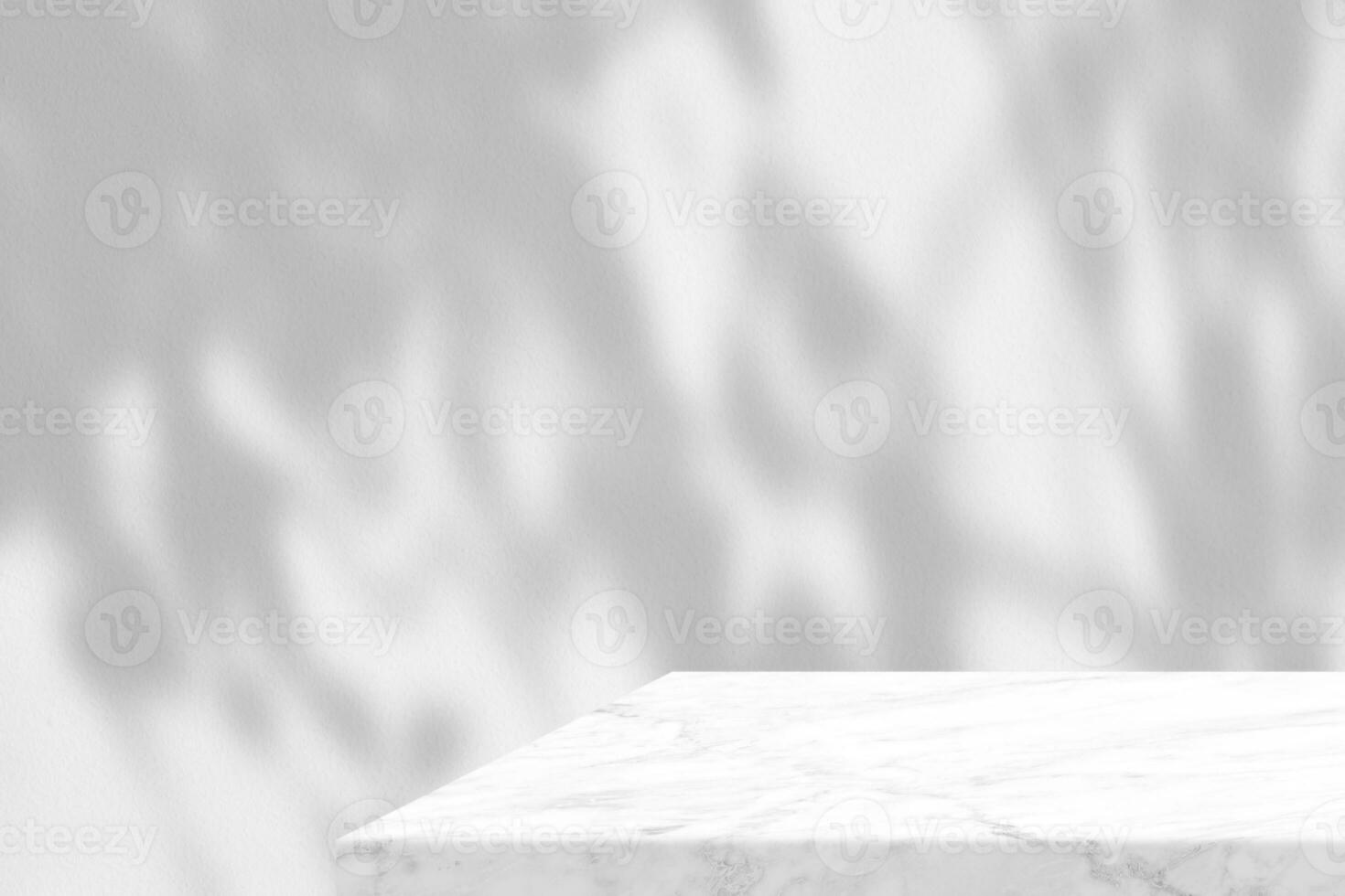 wit marmeren tafel hoek met licht straal, schaduw, en spotlight Aan beton muur achtergrond, geschikt voor Product presentatie achtergrond, Scherm, en bespotten omhoog. foto